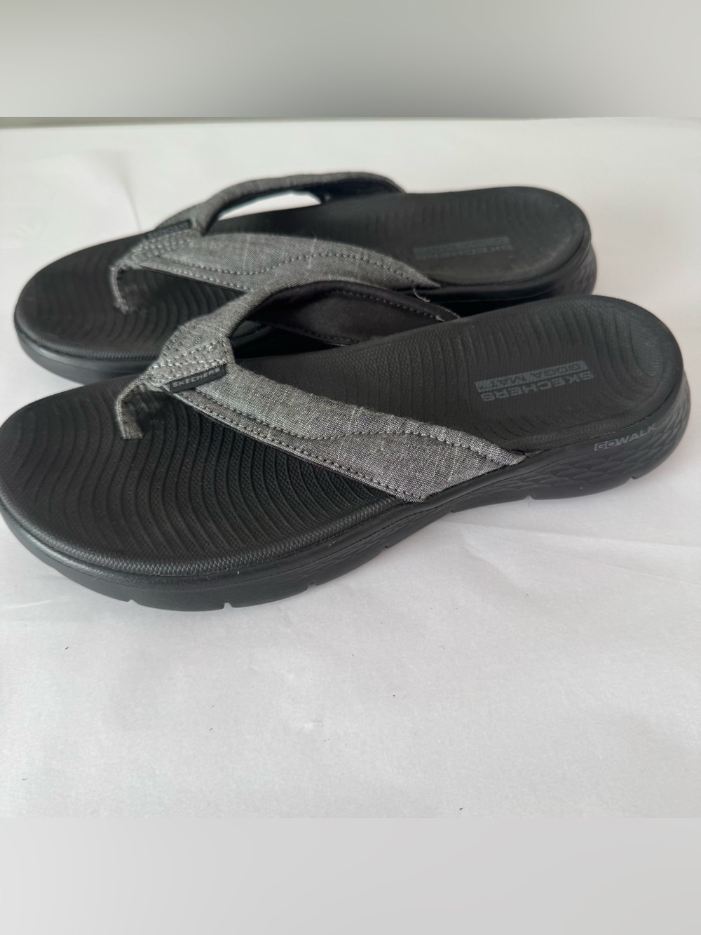 SKECHERS Size 7 Gray and Black Women’s Flip Flops - Goga Mat Sandals